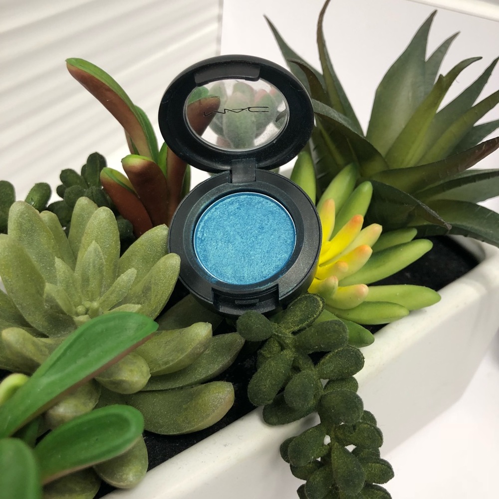 MAC EYESHADOW- Parrot (lightly used)